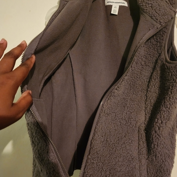 FLASH SALE 🔥 Amazon Essentials Gray Full Zip Fuzzy Vest Size S - Picture 6 of 10
